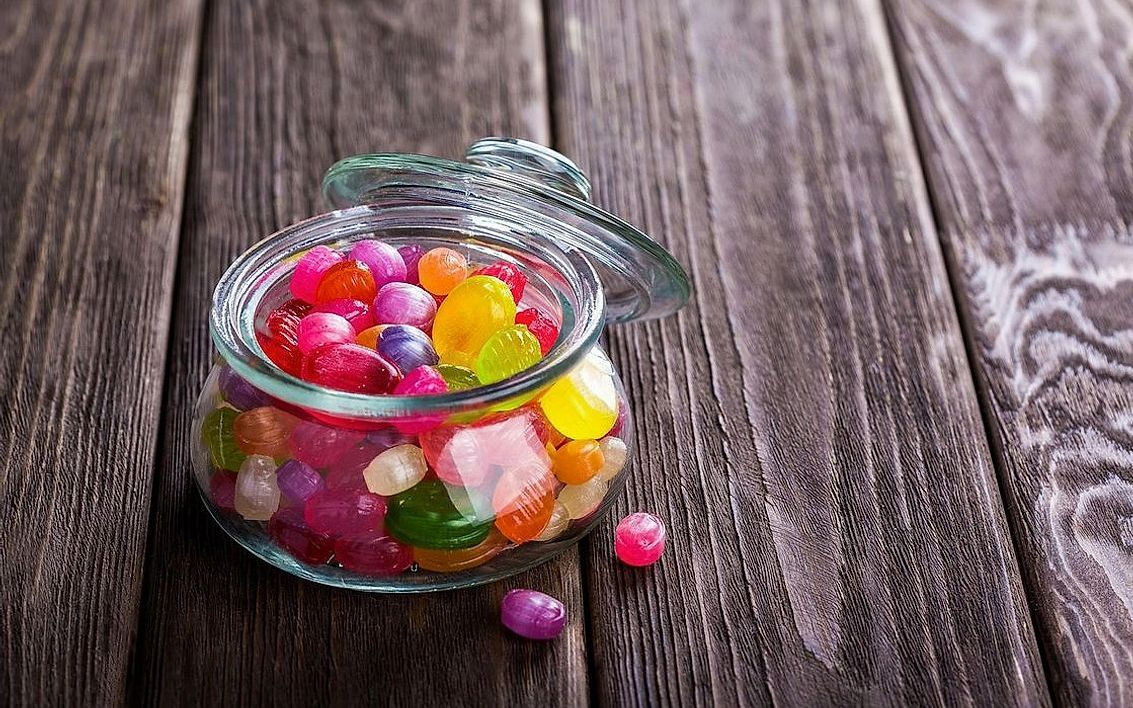 Una variedad de caramelos artesanales con cobertura brillante